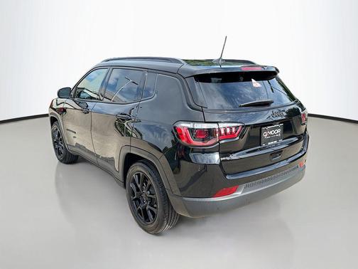 Diamond Black Crystal Pearlcoat 2022 Jeep Compass Latitude