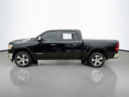 Diamond Black Crystal Pearlcoat 2022 RAM 1500 Laramie