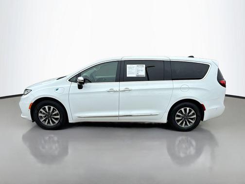Bright White Clearcoat 2023 Chrysler Pacifica Hybrid Limited