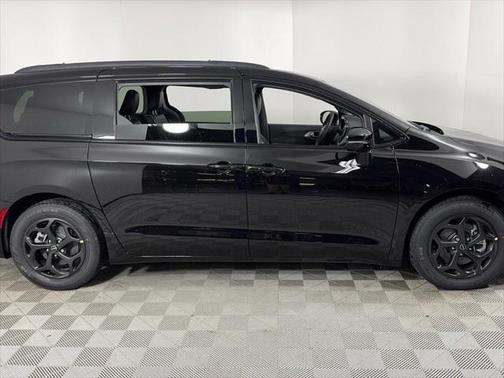 2025 Chrysler Pacifica Hybrid Premium S Appearance Pkg