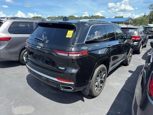 2022 Jeep Grand Cherokee Summit