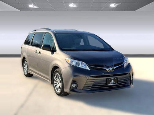 2020 Toyota Sienna XLE
