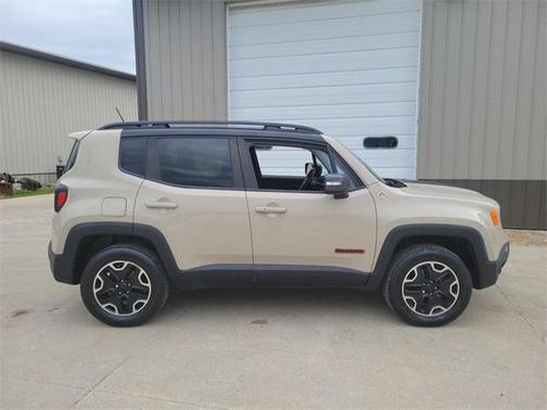 Photo 2 of 25 of 2016 Jeep Renegade Trailhawk
