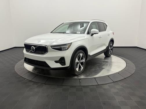 2025 Volvo XC40 Plus Bright Theme