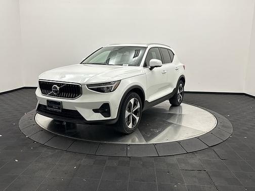 Crystal White 2025 Volvo XC40 Plus