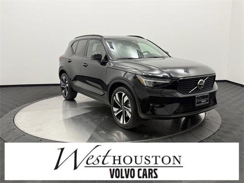 2025 Volvo XC40 Plus Dark Theme