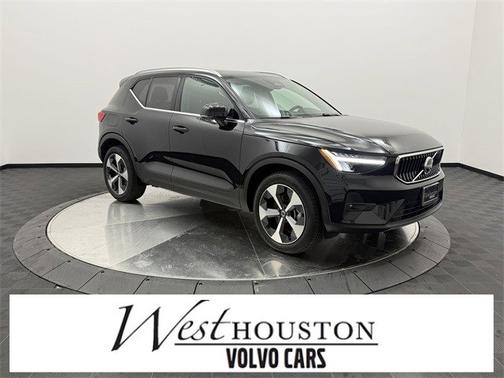 2025 Volvo XC40 Plus Bright Theme