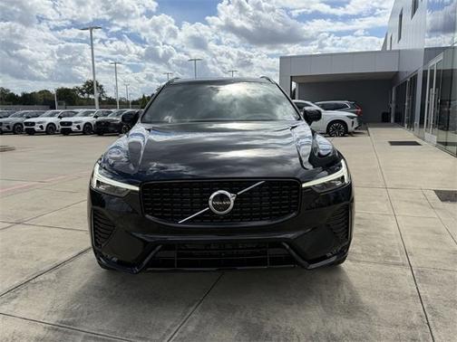 2023 Volvo XC60 B5 Plus Dark Theme