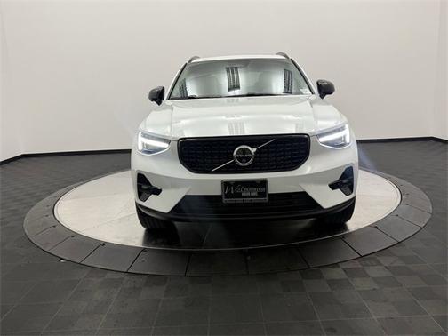 2024 Volvo XC40 Ultimate Dark Theme