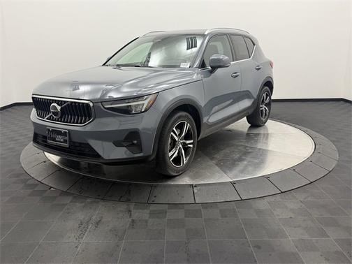 2023 Volvo XC40 Plus Bright Theme