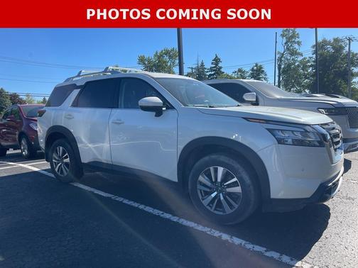 White 2023 Nissan Pathfinder SL