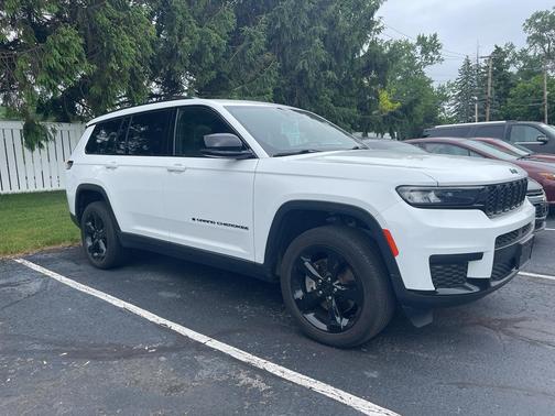 Bright White Clearcoat 2023 Jeep Grand Cherokee L Laredo