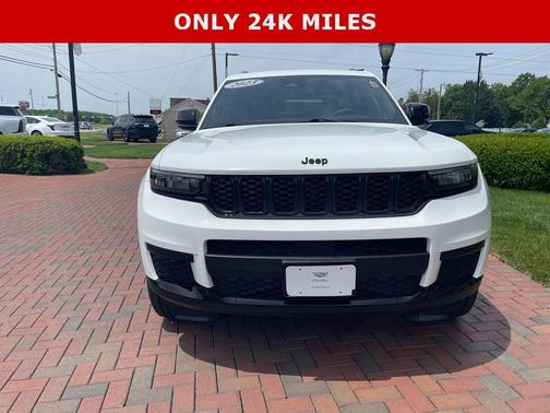 Bright White Clearcoat 2023 Jeep Grand Cherokee L Laredo