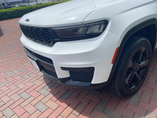 Bright White Clearcoat 2023 Jeep Grand Cherokee L Laredo
