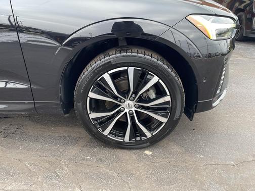 2024 Volvo XC60 B5 Plus Dark Theme