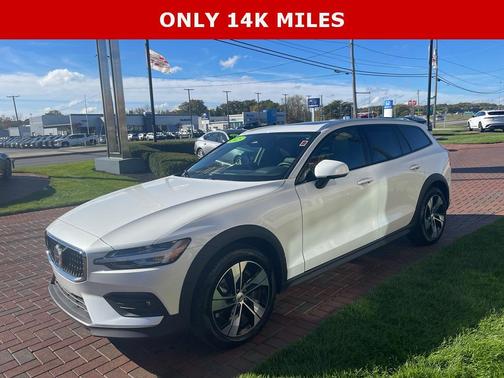 2025 Volvo V60 Cross Country B5 Plus