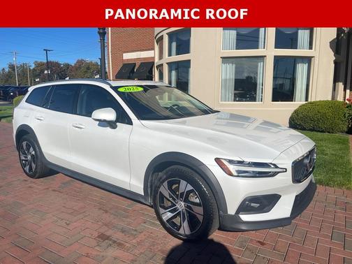 2025 Volvo V60 Cross Country B5 Plus