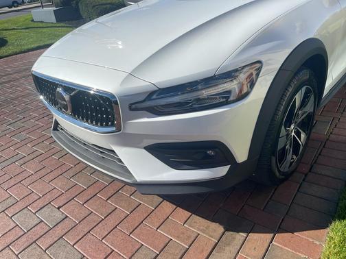 2025 Volvo V60 Cross Country B5 Plus