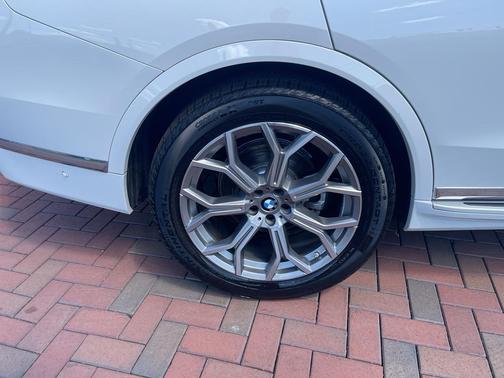 White 2025 BMW X7 xDrive40i