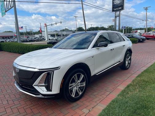 Crystal White Tri-Coat 2024 Cadillac LYRIQ Tech