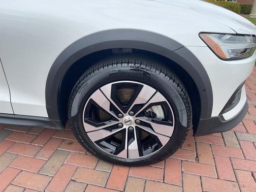 2025 Volvo V60 Cross Country B5 Plus