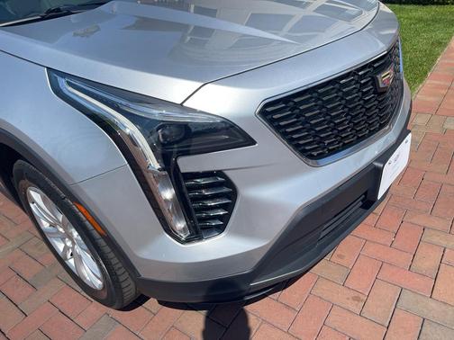 Radiant Silver Metallic 2019 Cadillac XT4 Luxury