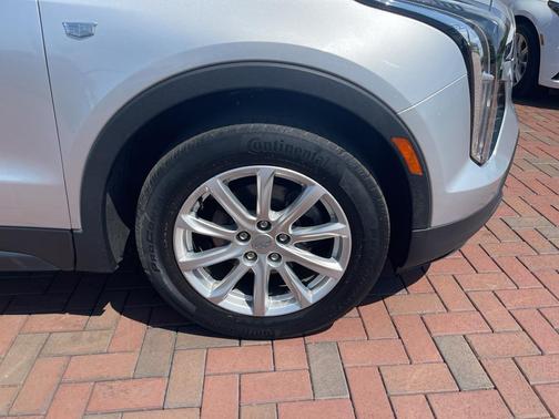 Radiant Silver Metallic 2019 Cadillac XT4 Luxury