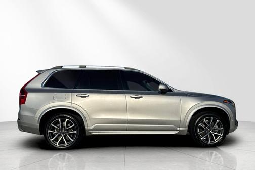 2017 Volvo XC90 T6 Momentum