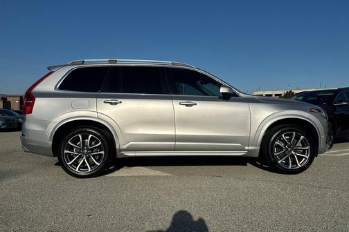 2017 Volvo XC90 T6 Momentum