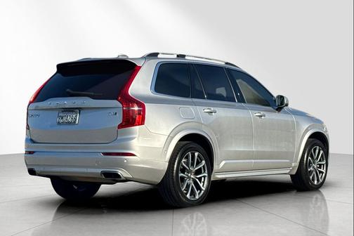 2017 Volvo XC90 T6 Momentum