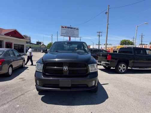 Brilliant Black Crystal Pearlcoat 2018 RAM 1500 Express