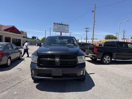 Brilliant Black Crystal Pearlcoat 2018 RAM 1500 Express