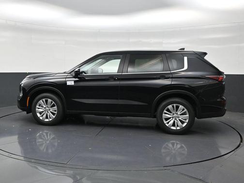 Labrador Black Pearl 2026 Mitsubishi Outlander ES
