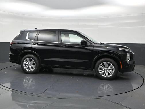Labrador Black Pearl 2026 Mitsubishi Outlander ES