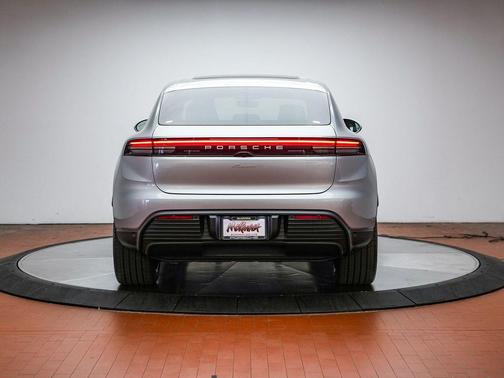 Dolomite 2026 Porsche Macan Macan Electric