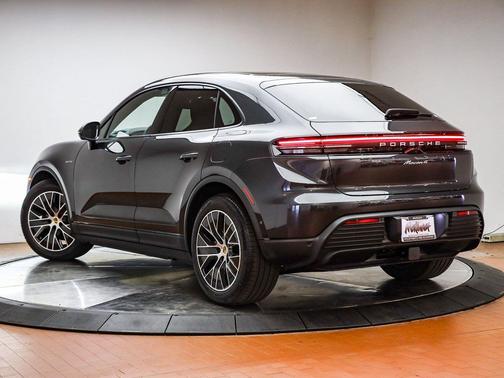 2026 Porsche Macan 4