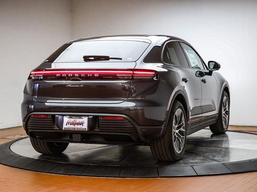 2026 Porsche Macan 4