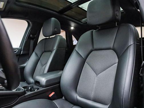 2022 Porsche Macan Base (PDK)