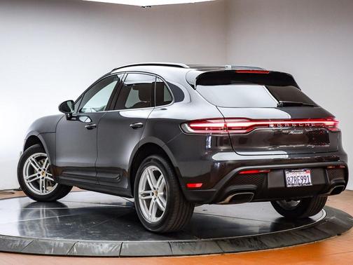2022 Porsche Macan Base (PDK)