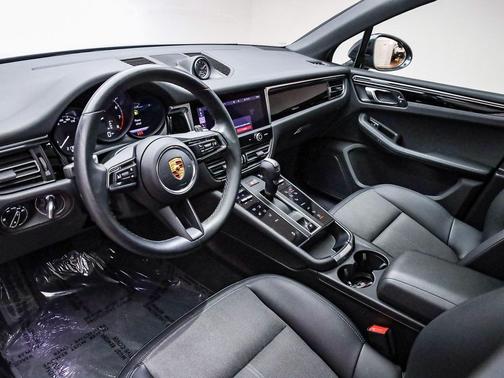 2022 Porsche Macan Base (PDK)