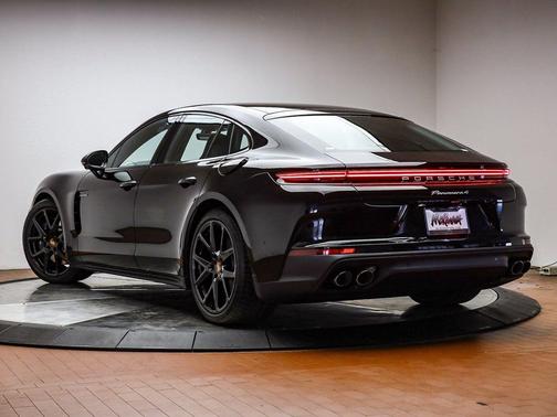 2026 Porsche Panamera 4