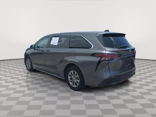 2021 Toyota Sienna LE 8 PASSENGER