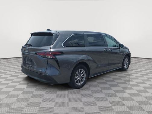 2021 Toyota Sienna LE 8 PASSENGER