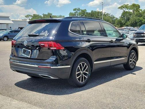 Deep Black Pearl Effect 2021 Volkswagen Tiguan 2.0T SE