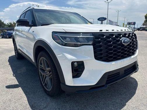 White Metallic 2025 Ford Explorer ST-Line