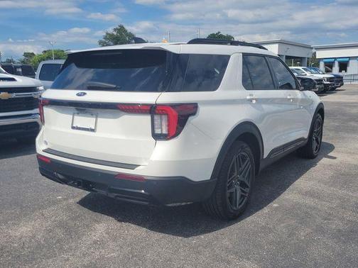 White Metallic 2025 Ford Explorer ST-Line