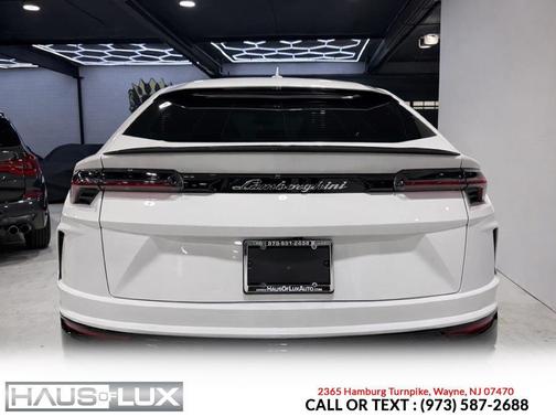 2022 Lamborghini Urus Pearl Capsule