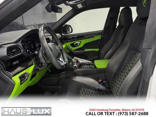 2022 Lamborghini Urus Pearl Capsule