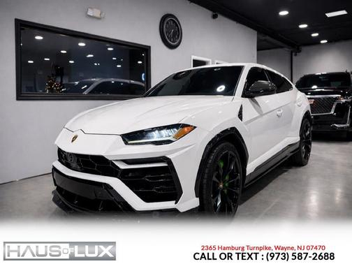 2022 Lamborghini Urus Pearl Capsule