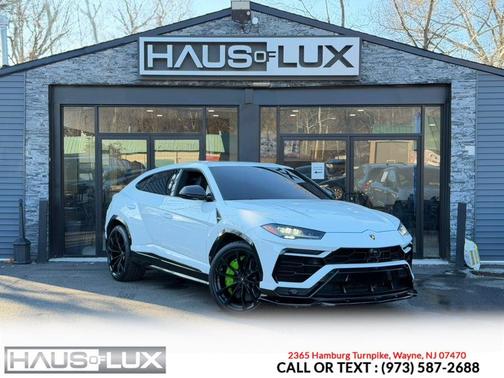2022 Lamborghini Urus Pearl Capsule